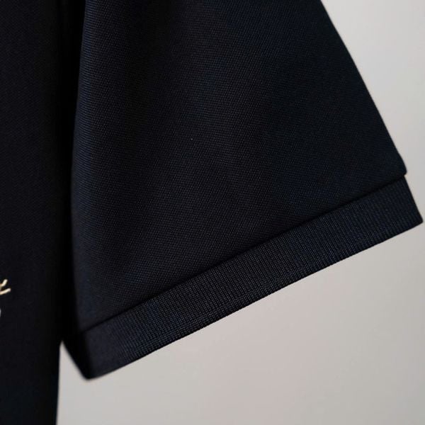 Chi tiết áo polo logo big size nam AKYOO