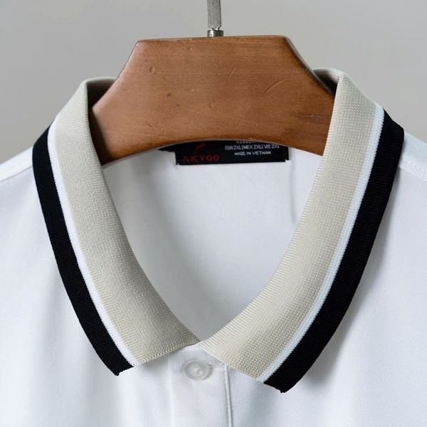 Chi tiết áo polo trắng cổ viền big size nam AKYOO