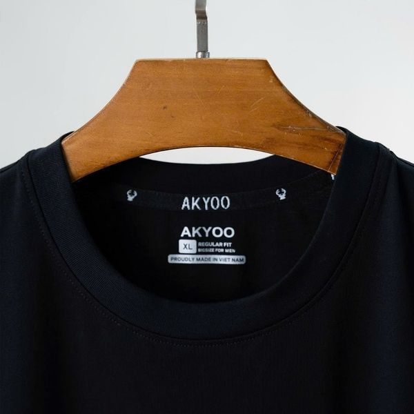 Chi tiết áo thun đen họa tiết big size nam AKYOO