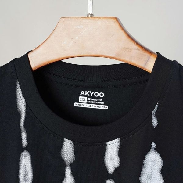 Chi tiết áo thun đen họa tiết big size nam AKYOO