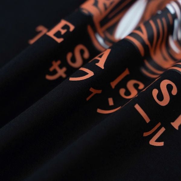 Chi tiết áo thun đen họa tiết big size nam AKYOO