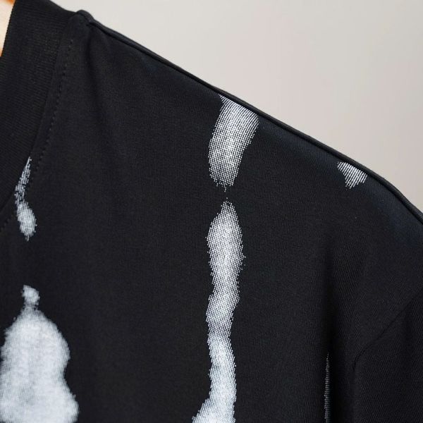 Chi tiết áo thun đen họa tiết big size nam AKYOO