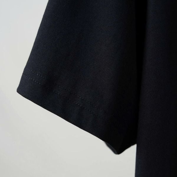 Chi tiết áo thun đen họa tiết big size nam AKYOO