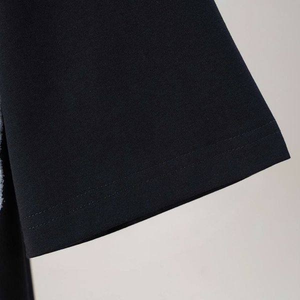 Chi tiết áo thun đen họa tiết big size nam AKYOO