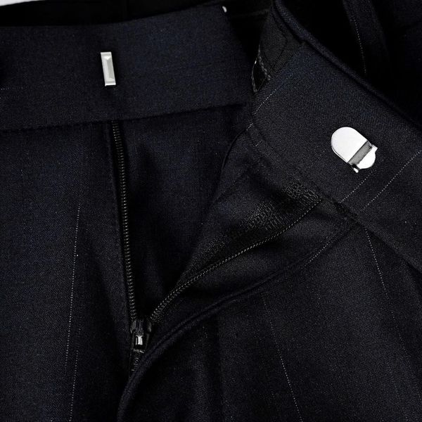 Chi tiết quần âu đen họa tiết big size nam AKYOO