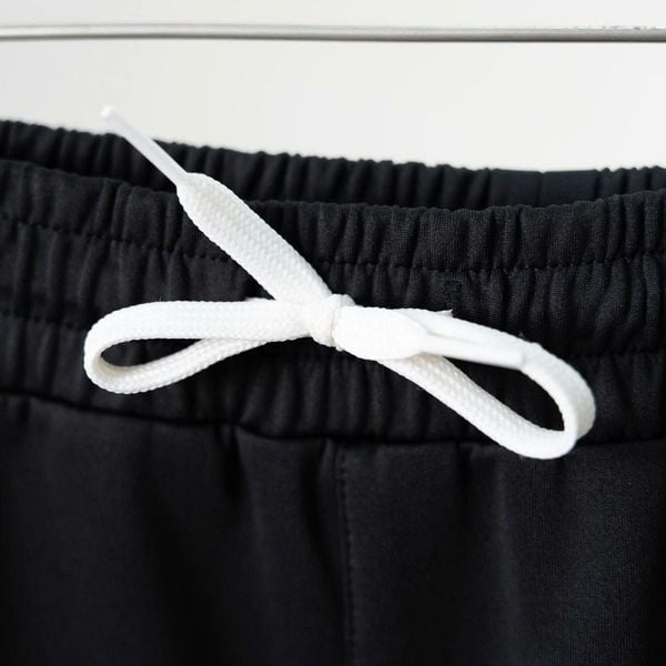 Chi tiết quần short thun đen họa tiết big size nam AKYOO