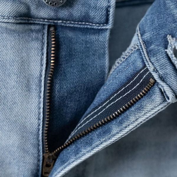 Chi tiết quần short jean nhạt big size nam AKYOO