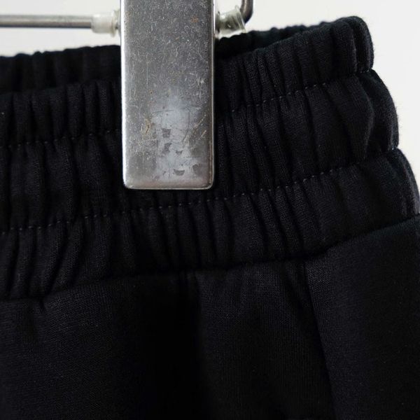 Chi tiết quần short thun đen in big size nam AKYOO