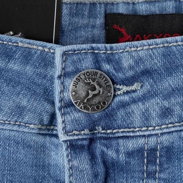 Chi tiết khuy kim loại và cạp quần short jean big size nam AKYOO