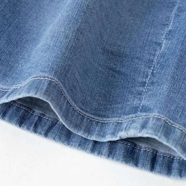 Chi tiết gấu quần short jean xanh thiết kế dài trên gối