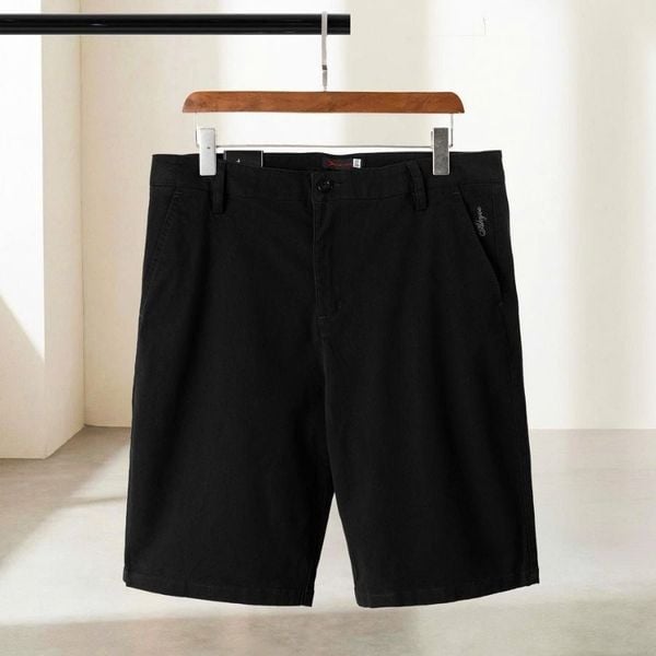 Quần short kaki đen big size nam mặt trước với hai túi xéo
