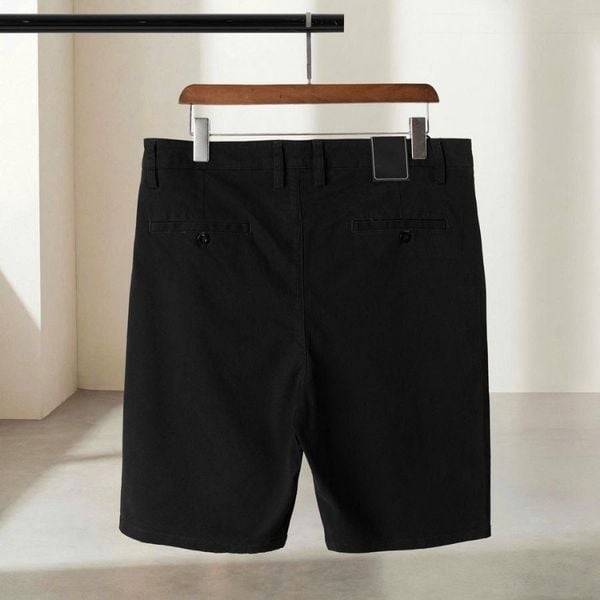 Mặt sau quần short kaki đen big size nam với hai túi có nút