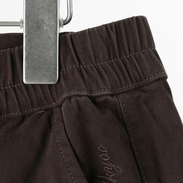 Chi tiết chun hông và túi xéo quần short kaki nâu big size nam