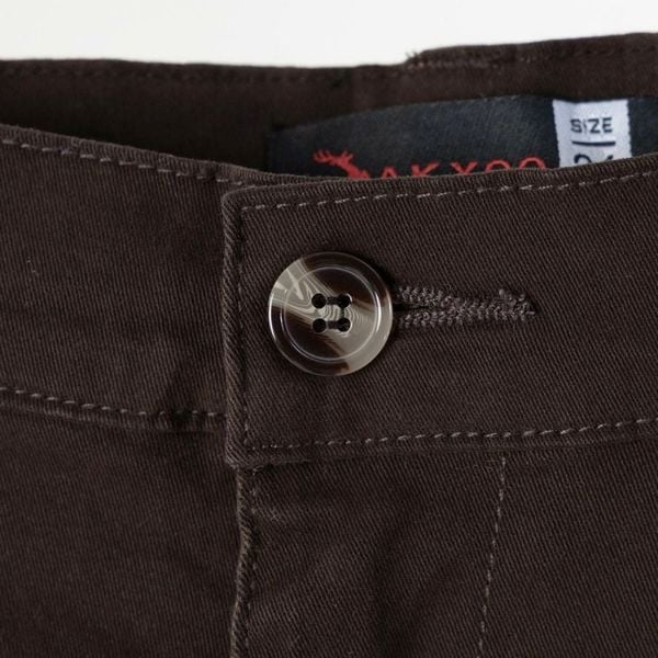 Chi tiết nút cài quần short kaki nâu nam big size