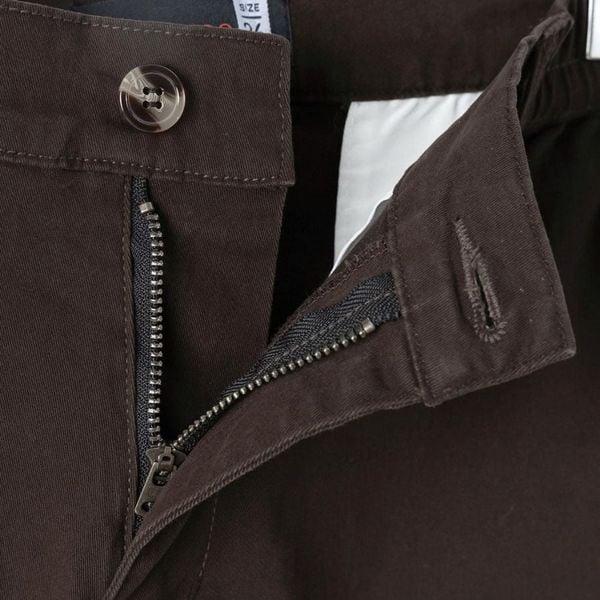 Chi tiết khóa kéo quần short kaki nam big size màu nâu