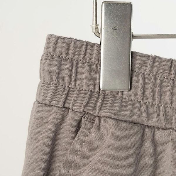 Chi tiết cạp chun co giãn quần short thun nâu nam big size