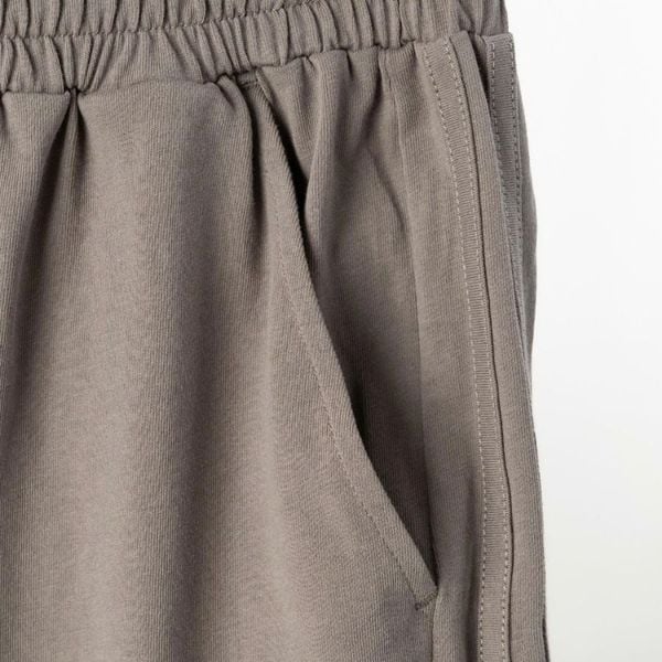 Chi tiết túi xéo và đường phối quần short nâu big size nam
