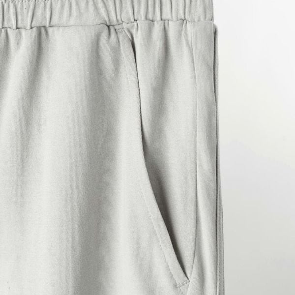 Chi tiết túi xéo và đường phối quần short xám big size nam