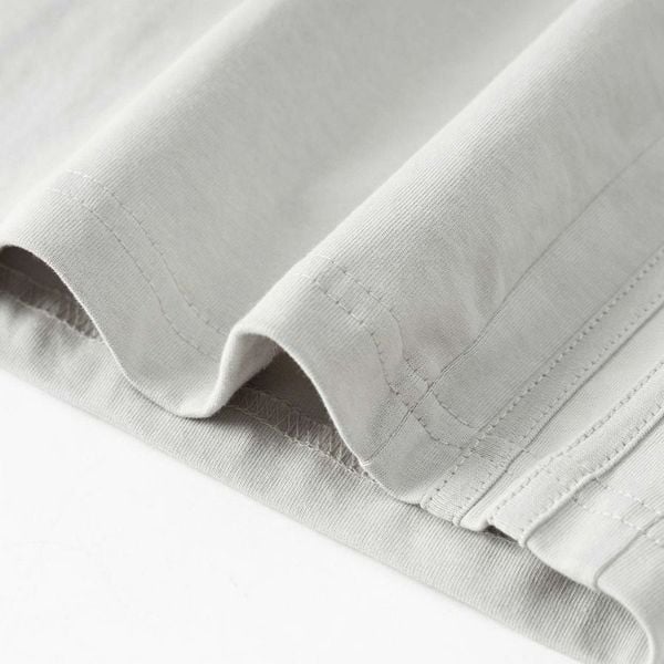 Chi tiết chất thun và đường may gấu quần short xám nam big size