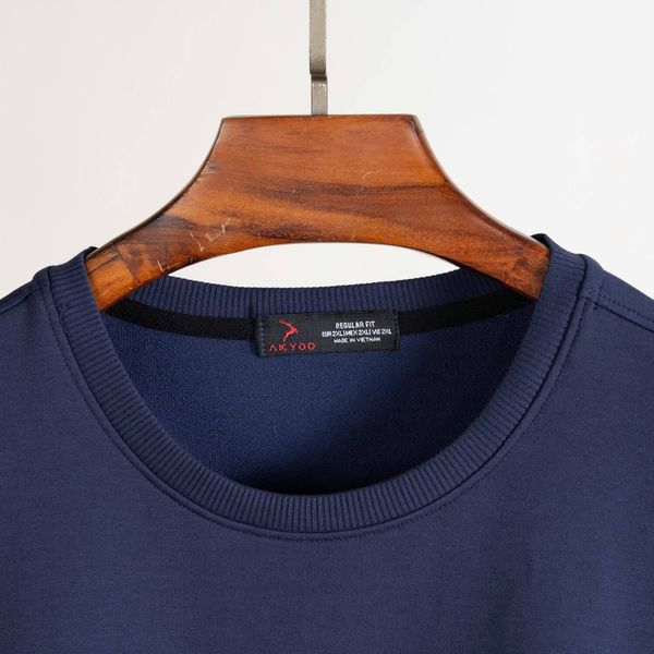 Chi tiết áo nỉ xanh trơn big size nam Akyoo
