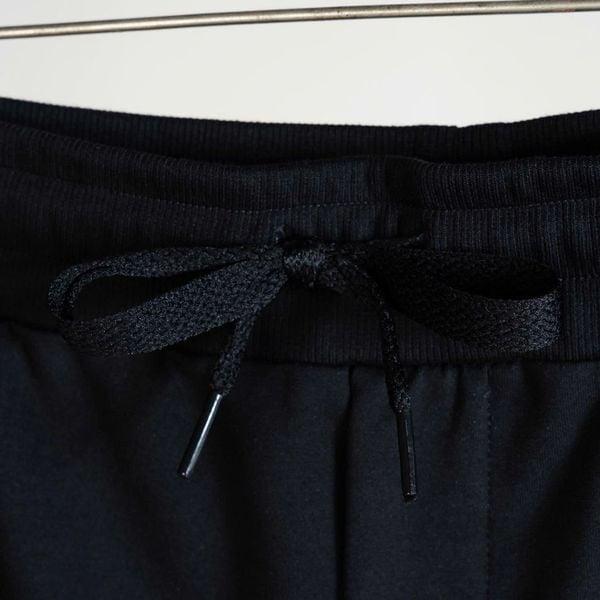 Chi tiết quần nỉ viên logo big size nam Akyoo