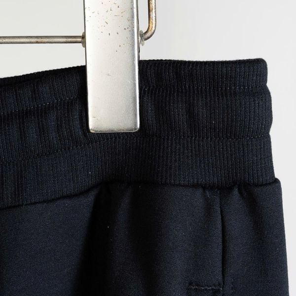 Chi tiết quần nỉ viên logo big size nam Akyoo