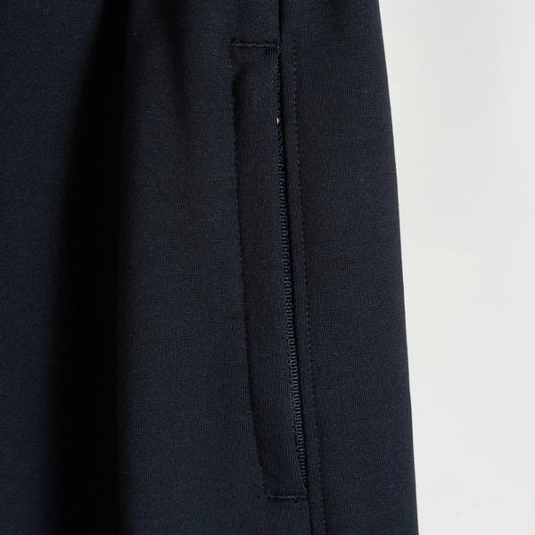 Chi tiết quần nỉ viên logo big size nam Akyoo