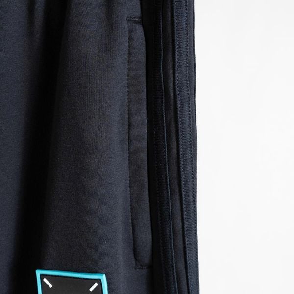 Chi tiết quần nỉ đen sọc big size nam Akyoo