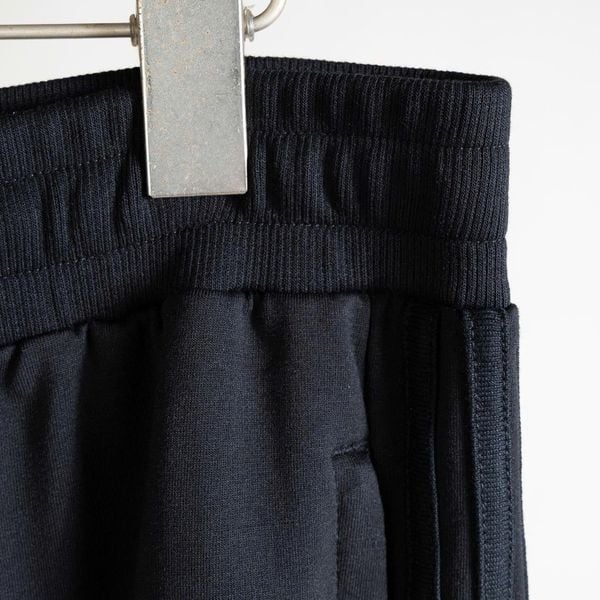 Chi tiết quần nỉ đen sọc big size nam Akyoo