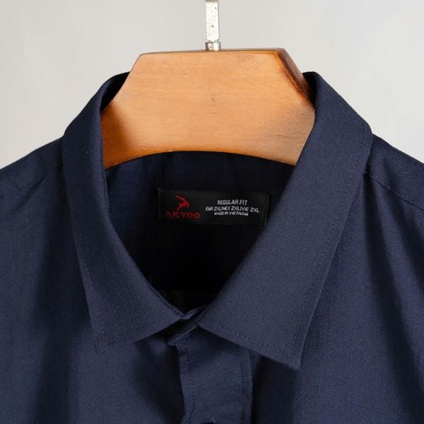 Chi tiết áo sơ mi đũi xanh than big size nam Akyoo