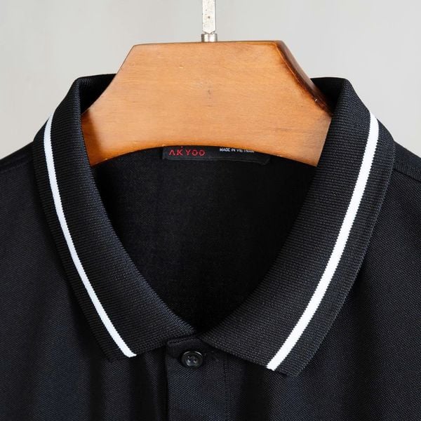 Chi tiết áo polo đen viền big size nam Akyoo