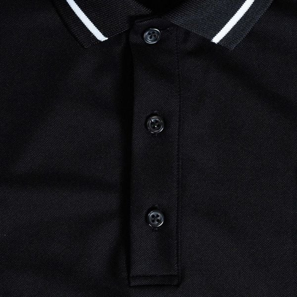 Chi tiết áo polo đen viền big size nam Akyoo