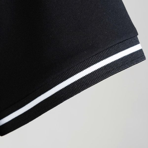 Chi tiết áo polo đen viền big size nam Akyoo