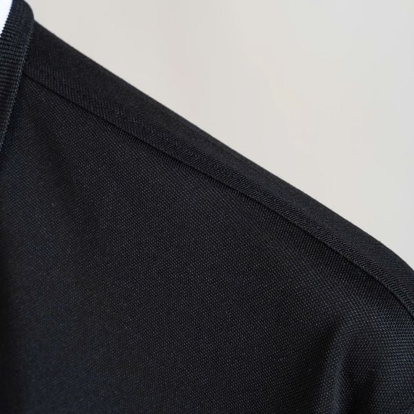 Chi tiết áo polo đen viền big size nam Akyoo