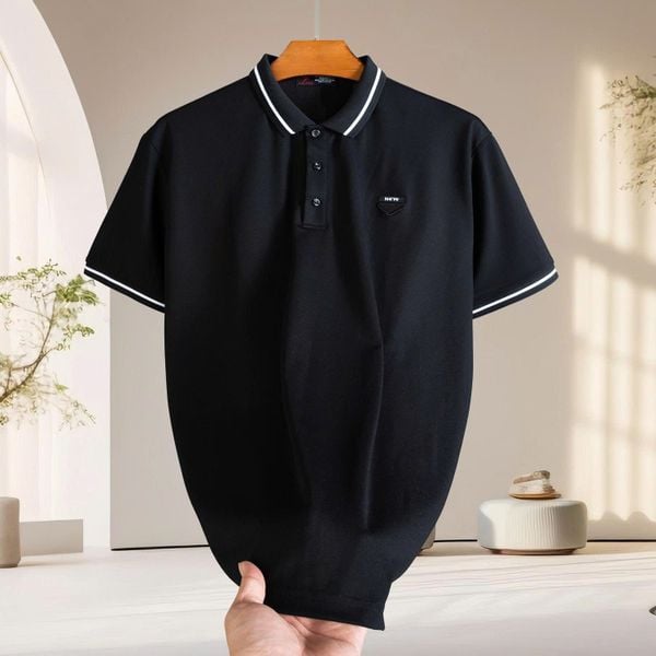 Chi tiết áo polo đen viền big size nam Akyoo