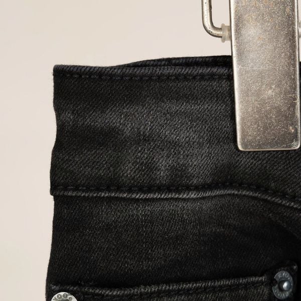 Chi tiết quần jean đen xước big size nam Akyoo