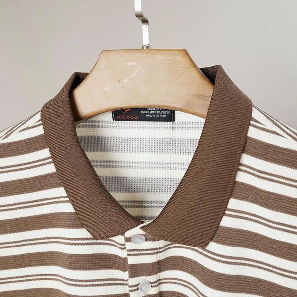 Chi tiết áo polo kẻ nâu big size nam AKYOO