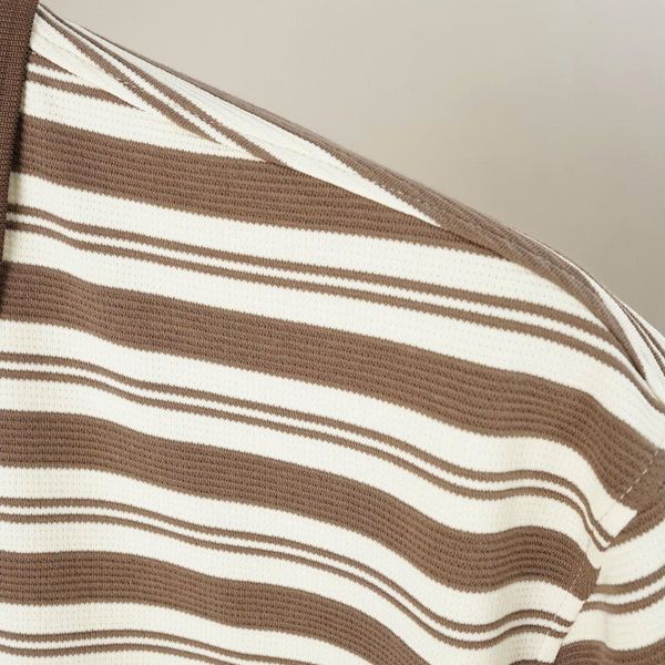 Chi tiết áo polo kẻ nâu big size nam AKYOO