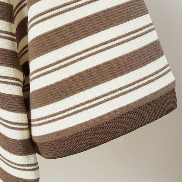 Chi tiết áo polo kẻ nâu big size nam AKYOO