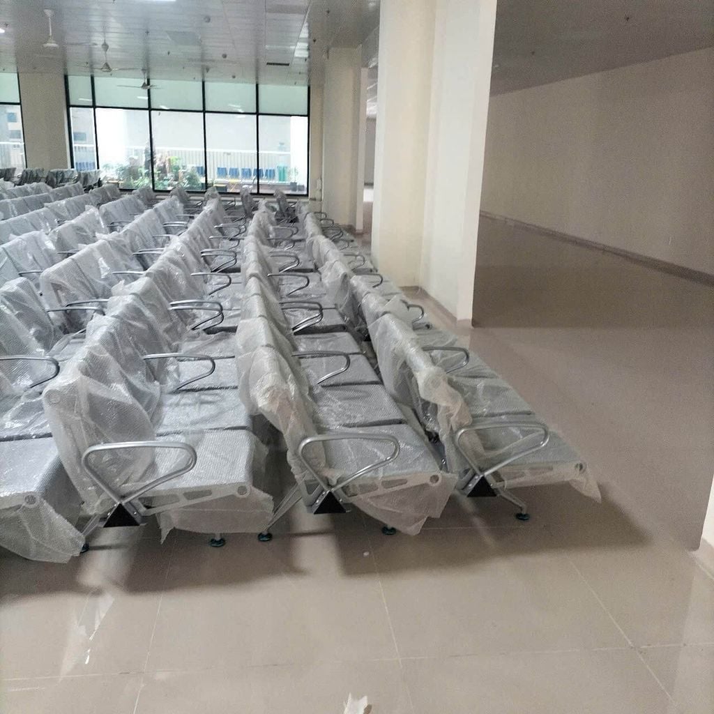 Ghe-Cho-4-cho-ngoi-3-tay-benh-vien-Hoc-Mon