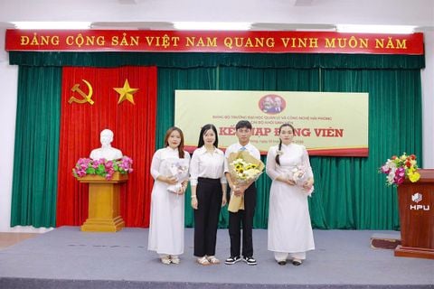 Lan tỏa khát vọng cống hiến - 2 Sinh viên Ưu tú Khoa Quản trị kinh doanh vinh dự được kết nạp vào Đảng Cộng sản Việt Nam