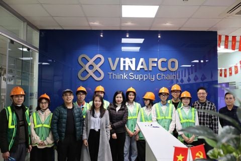 Sinh viên Chuyên ngành Quản trị Logistics và Chuỗi cung ứng Tham quan Học tập Thực tế tại Cảng Chùa Vẽ