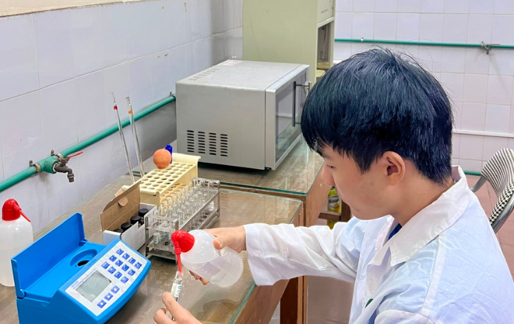 Sinh viên HPU với dự án tái chế gỉ sắt thành vật liệu xử lý nước thải hiệu quả