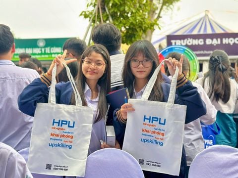 HPU tham gia chương trình Tư vấn hướng nghiệp và Tuyển sinh tại Trường THPT Chuyên Nguyễn Trãi