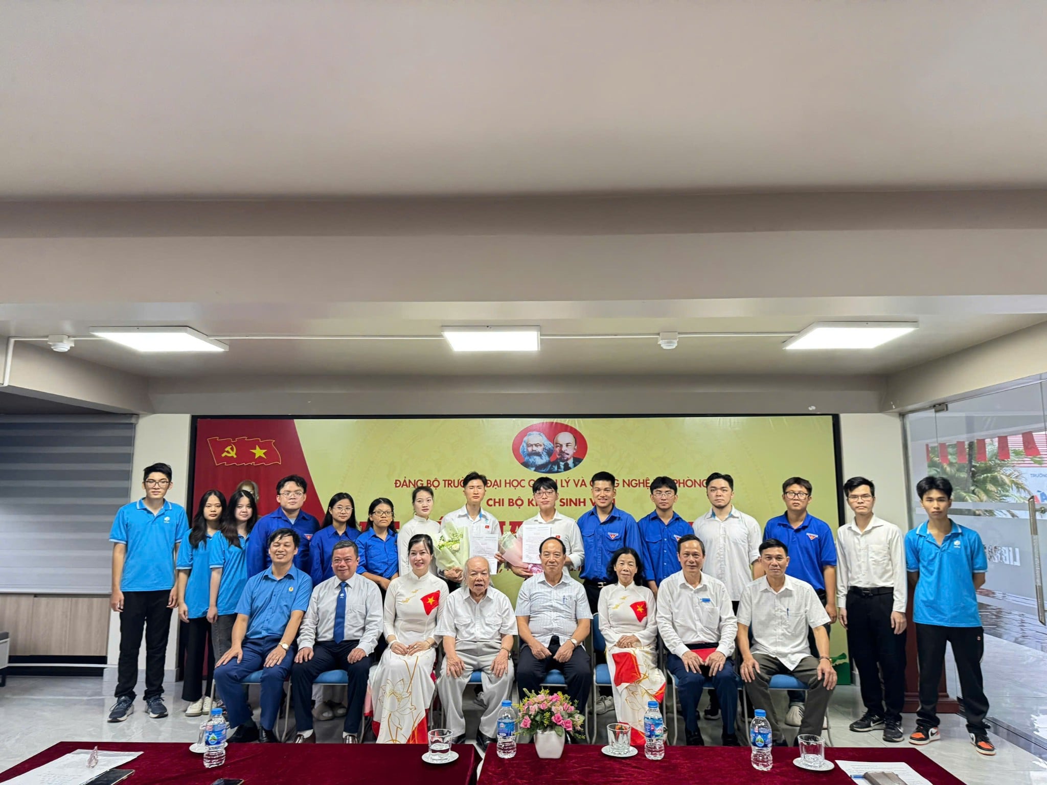 Đảng bộ trường Đại học Quản lý và Công nghệ Hải Phòng kết nạp Đảng viên mới cho hai sinh viên