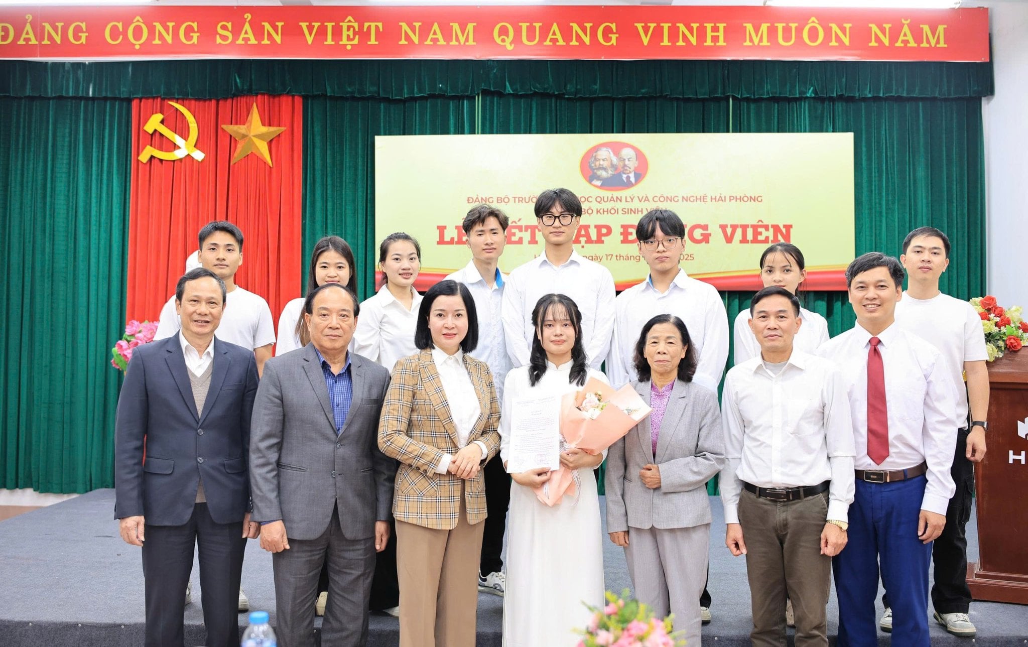 Trường Đại học Quản lý và Công nghệ Hải Phòng tổ chức Lễ kết nạp Đảng viên cho sinh viên ưu tú