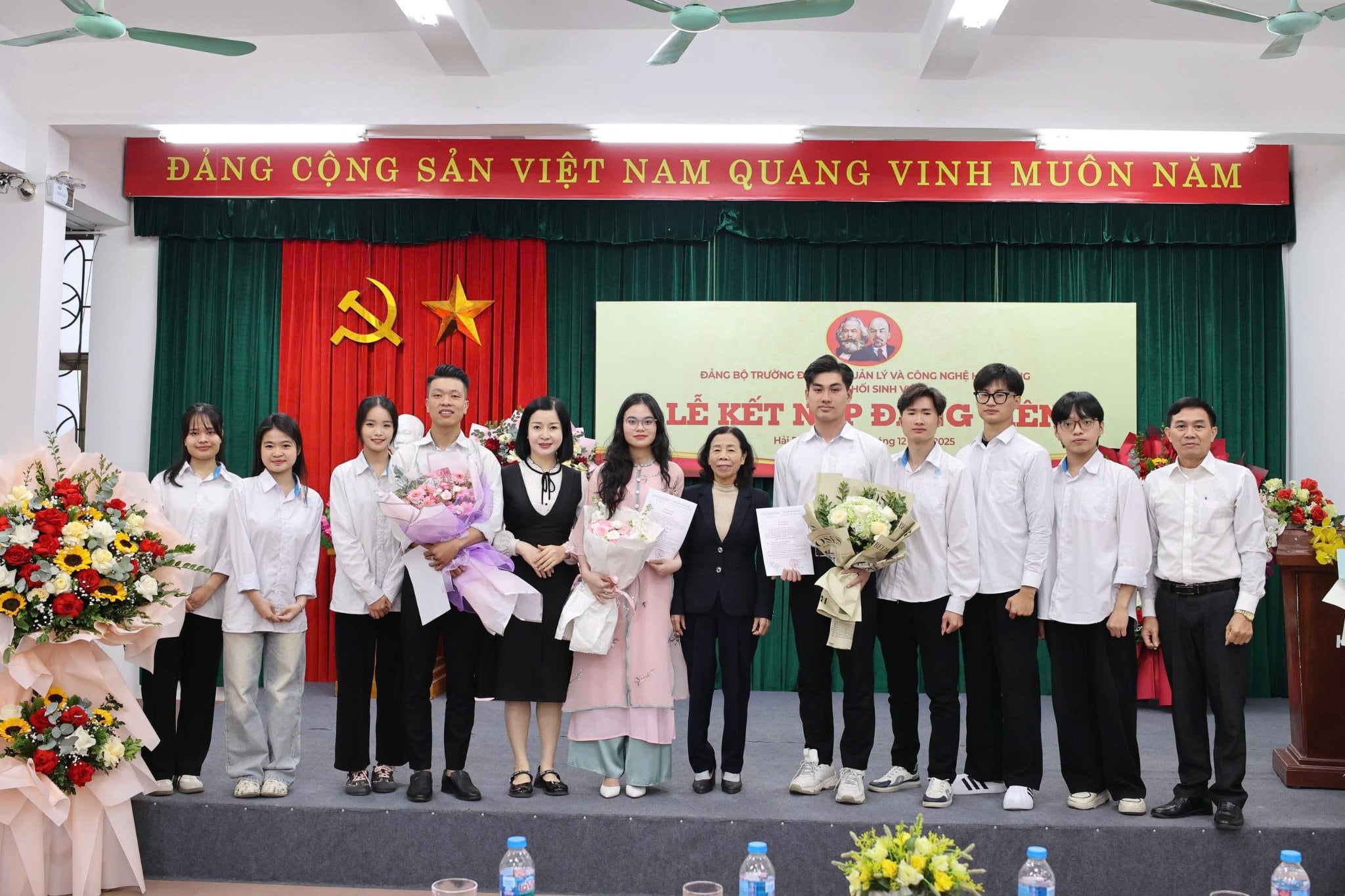 Trường Đại học Quản lý và Công nghệ Hải Phòng tổ chức Lễ kết nạp Đảng cho sinh viên