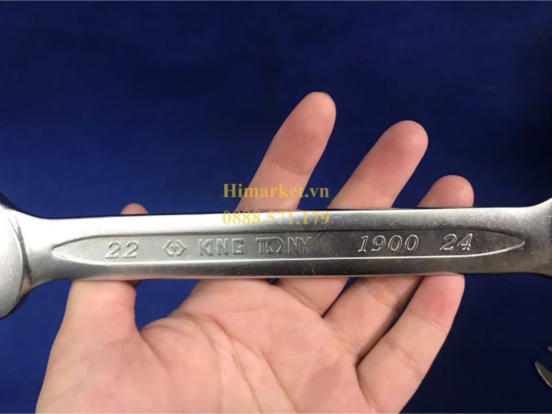 Cận cảnh thông số model 19002224 dập nổi sắc nét trên thân cờ lê Kingtony
