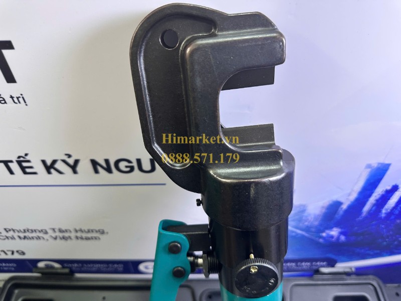 Cận cảnh đầu cắt kìm cắt thép thủy lực Total THSC022