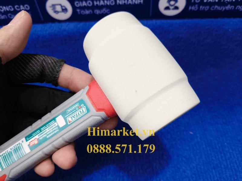 Cận cảnh đầu búa cao su màu trắng không để lại vết của Total THRUH6908